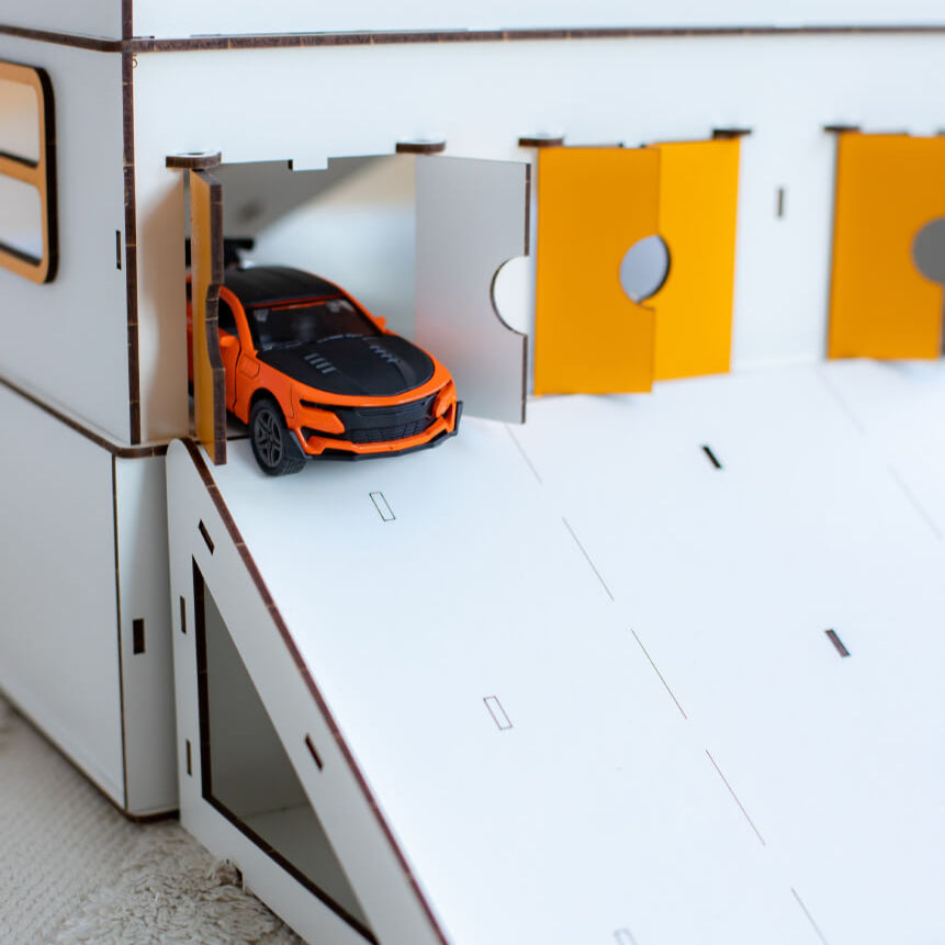 Autogarage 9 Stellplätze mit Lagerboxen und Aufzug gelb Maßstab 1:6 NestWood