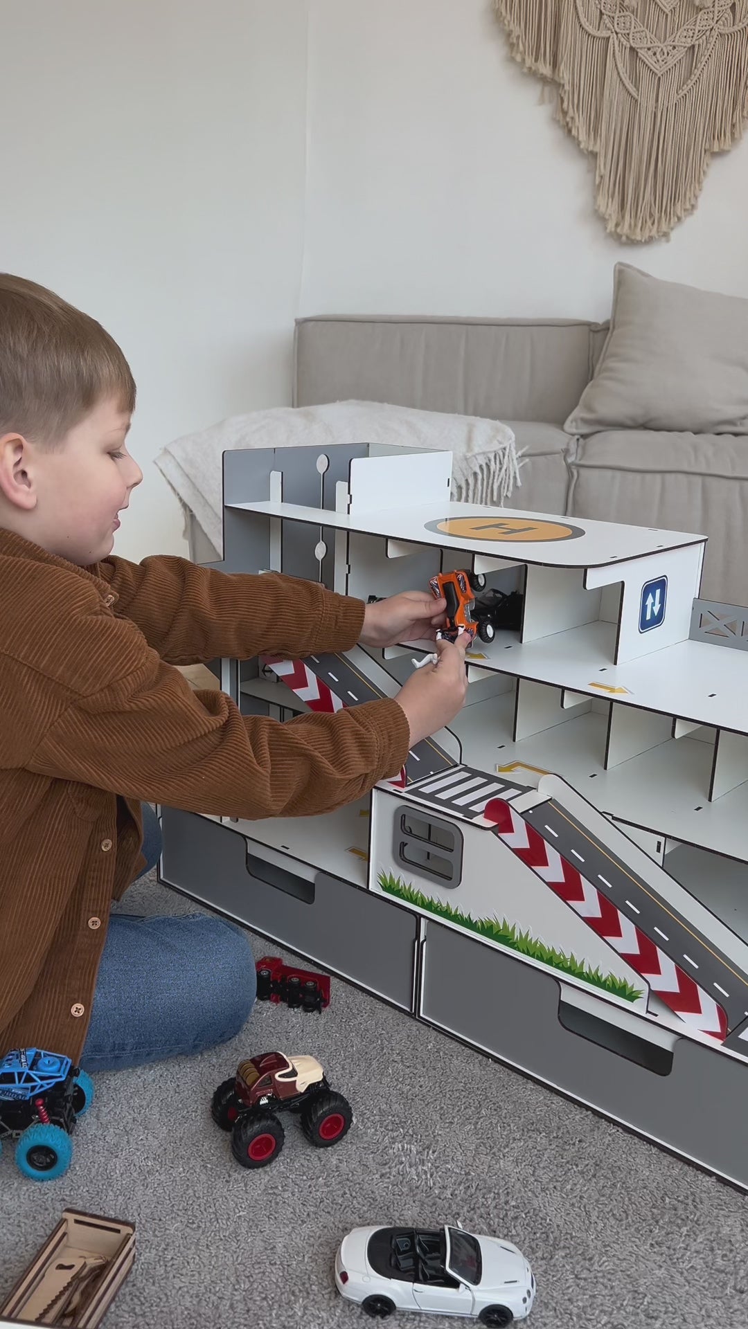 Spielzeuggarage mit Aufzug und Organizer Maßstab 1:6 NestWood Maxi Eco