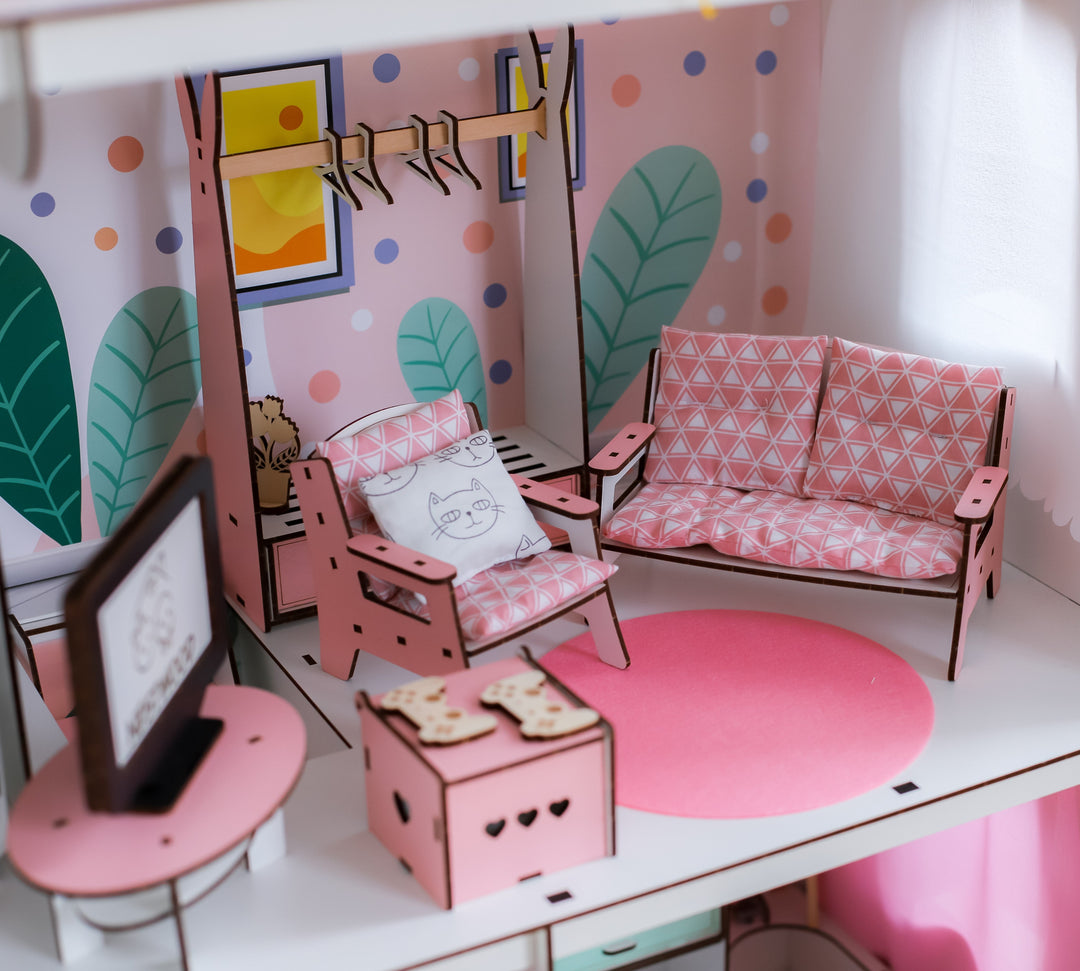 Dollhouses & Furniture