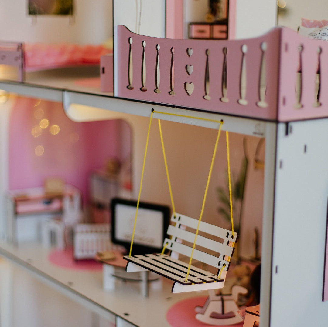 This wooden dollhouse (Holzpuppenhaus) is designed for creative and engaging play, giving children space to build their own stories and imagination. 